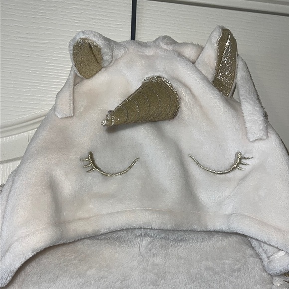 Cozy Cream Cape Unicorn Hooded Blanket with pockets - Picture 5 of 8